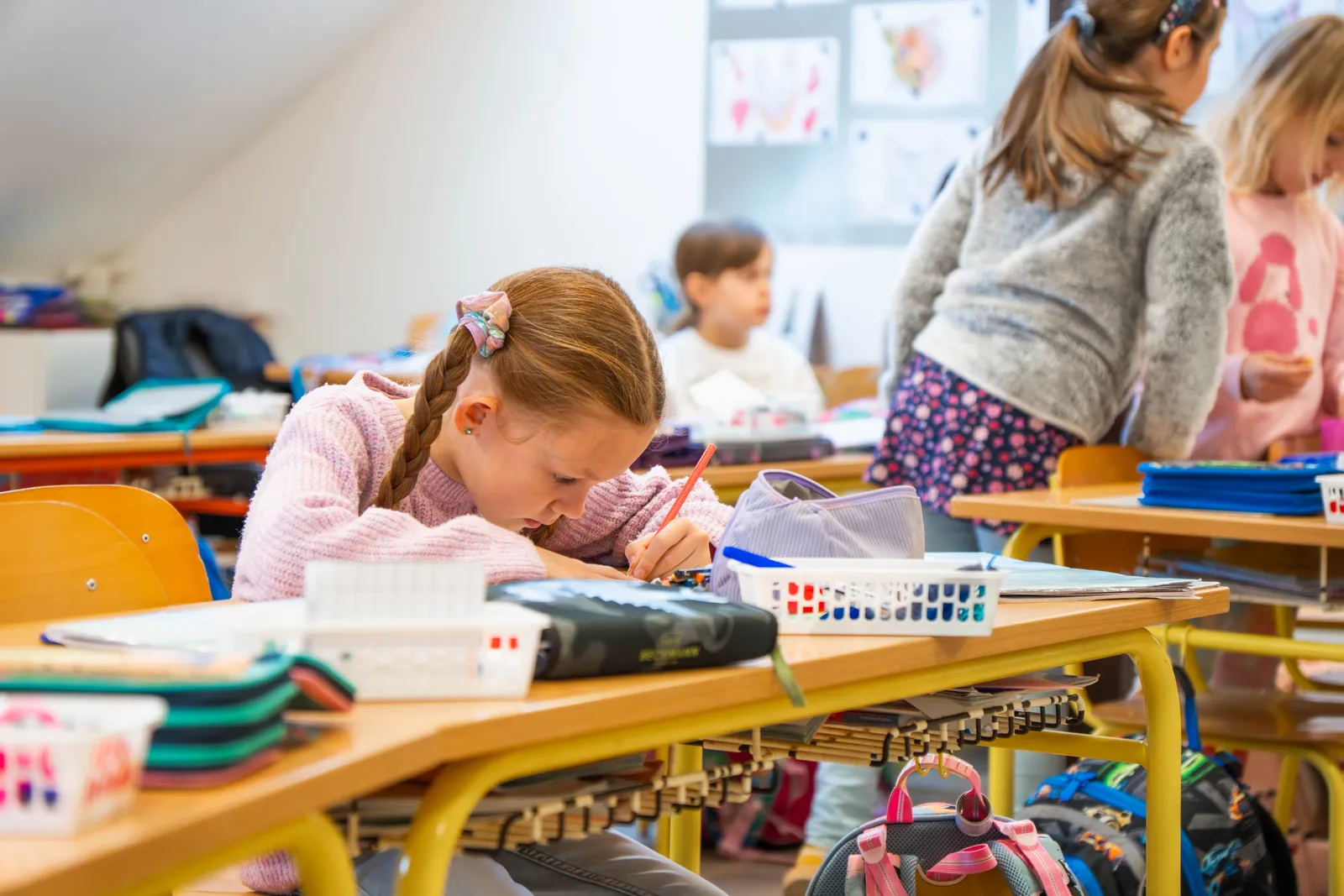 Učitel při individuální práci se žákem v ZŠ Doctrina